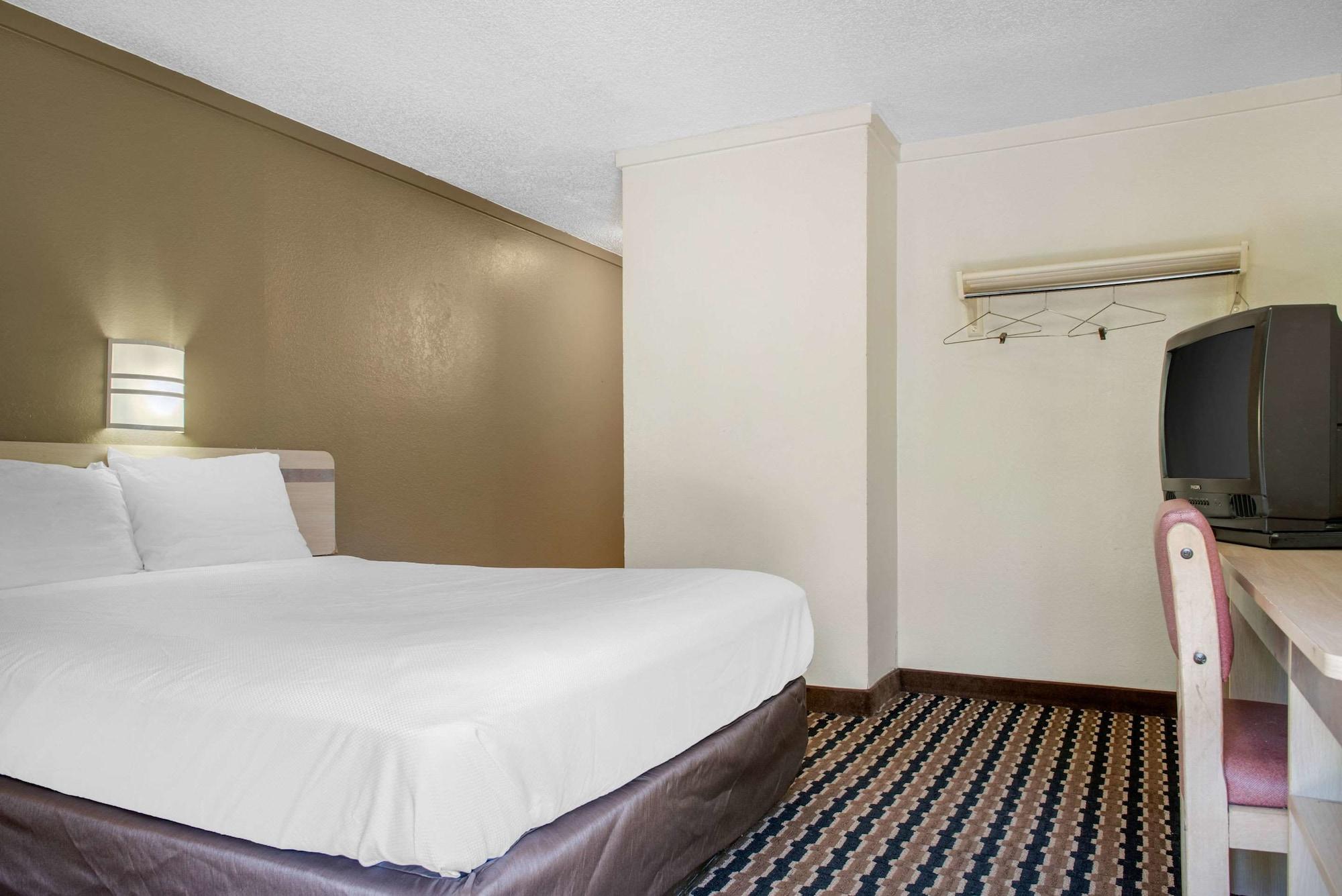 Rodeway Inn Шаронвилл Экстерьер фото