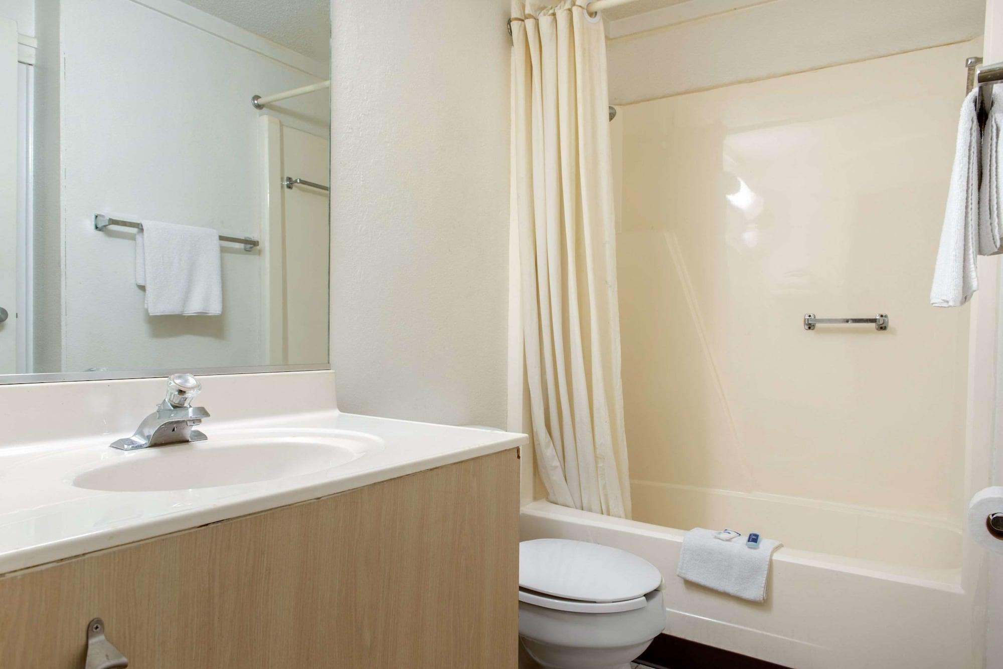 Rodeway Inn Шаронвилл Экстерьер фото