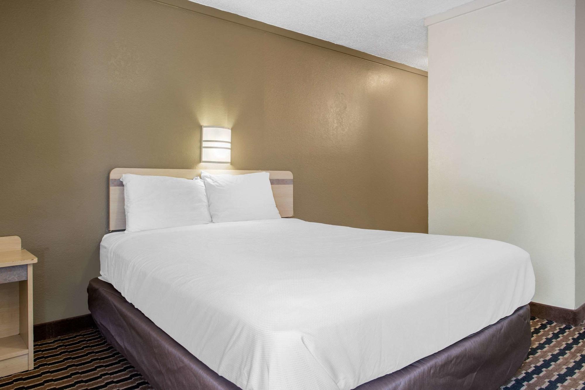 Rodeway Inn Шаронвилл Экстерьер фото