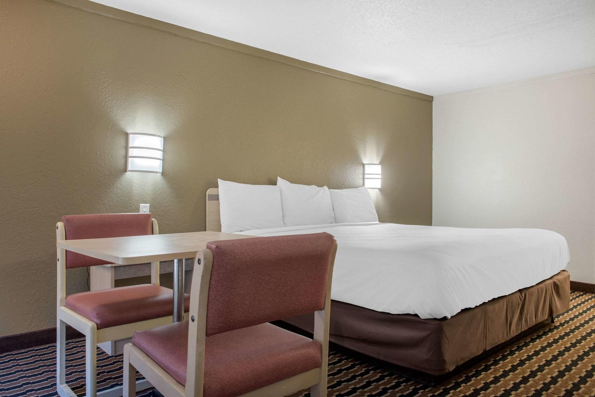 Rodeway Inn Шаронвилл Экстерьер фото