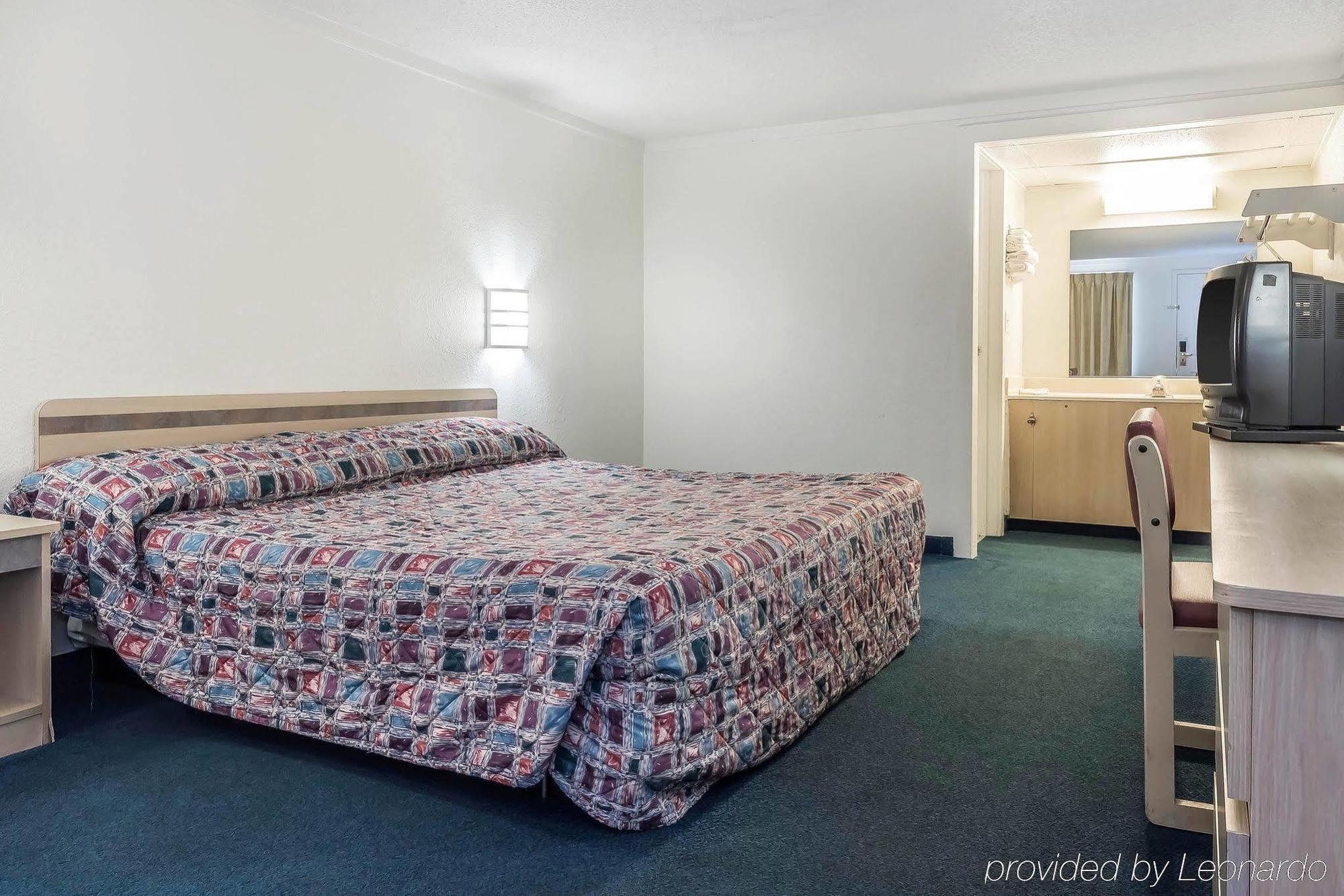 Rodeway Inn Шаронвилл Экстерьер фото